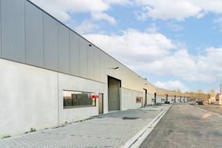 <strong>Moderne en kwalitatieve nieuwbouw bedrijfsunits</strong><span>, ideaal voor ondernemingen die op zoek zijn naar functionele, duurzame en flexibel in te richten bedrijfsruimte.</span><br /><span>De bedrijfsunits hebben een </span><strong>oppervlakte vanaf 353 m² tot 379m²</strong><span>en beschikken over een </span><strong>vrije hoogte van 6,4 meter</strong><span>, wat ruime mogelijkheden biedt voor opslag, productie of ateliergebruik. De units worden </span><strong>casco opgeleverd</strong><span>, waarbij </span><strong>maatwerk en aanpassingen nog mogelijk zijn</strong><span> in overleg met de koper, zoals het plaatsen van tussenvloeren, tussenwanden of het aanpassen van technische specificaties.</span><br /><span>Elke bedrijfsunit is voorzien van </span><strong>drie privatieve parkeerplaatsen</strong><span>. Het gebouw voldoet aan </span><strong>brandklasse C</strong><span> en is opgetrokken in een </span><strong>duurzame staalconstructie</strong><span>. De buitenwanden bestaan uit </span><strong>geïsoleerde betonpanelen tot 3 meter hoogte</strong><span>, gecombineerd met </span><strong>sandwichpanelen</strong><span> aan de bovenzijde. Het dak is volledig </span><strong>geïsoleerd</strong><span> en uitgerust met een </span><strong>lichtstraat met geïntegreerde rook- en warmteafvoer (RWA)</strong><span>, wat zorgt voor natuurlijk daglicht en extra veiligheid.</span><br /><span>Verder beschikt elke unit over:</span><br />
<ul>
<ul>
<li>Een<span> </span><strong>elektrische, geïsoleerde sectionaalpoort</strong><span> </span>van ca.<span> </span><strong>4,0 m x 4,5 m</strong></li>
<li><strong>Nutsleidingen voorzien tot in de unit</strong></li>
<li>Een <strong>polybetonvloer</strong>, af te stemmen na bespreking met de koper</li>
<li>Een <strong>regenwaterput van 10.000 liter per unit</strong></li>
<li>Een <strong>groot raam met uitzicht op de omliggende natuur</strong>, wat bijdraagt aan een aangename werkomgeving</li>
</ul>
</ul>
<span>Uitstekende locatie en bereikbaarheid</span><br /><span>Het project is gelegen op een </span><strong>bruisend bedrijvenpark in Beerse</strong><span> en geniet van een </span><strong>optimale ligging</strong><span> tussen Antwerpen en Turnhout. Dankzij de </span><strong>vlotte aansluiting op de E34</strong><span> is het bedrijvenpark uitstekend bereikbaar voor zowel personeel als klanten.</span><br /><span>Ook met de fiets is de locatie bijzonder goed ontsloten: het </span><strong>centrum van Beerse</strong><span> bereikt u in ongeveer </span><strong>5 minuten</strong><span>, terwijl u </span><strong>binnen 15 minuten</strong><span> in het </span><strong>centrum van Turnhout</strong><span> bent.</span><br /><span>Het </span><strong>openbaar vervoer</strong><span> is ruim aanwezig, met </span><strong>meerdere bushaltes in de directe omgeving van het bedrijvenpark</strong><span>. Het </span><strong>treinstation</strong><span> bevindt zich op ongeveer </span><strong>10 minuten</strong><span>, wat zorgt voor een extra vlotte verbinding met de omliggende regio’s.</span><br /><br /><span>Interessant investeringsproduct</span><br /><span>De combinatie van </span><strong>kwalitatieve nieuwbouw</strong><span>, een </span><strong>strategische ligging</strong><span> en een </span><strong>flexibele indeling</strong><span> zorgt ervoor dat de units </span><strong>vlot verhuurbaar</strong><span> zijn en een </span><strong>duurzaam rendement op lange termijn</strong><span> bieden. Hierdoor is dit project bijzonder aantrekkelijk voor investeerders die inzetten op </span><strong>zekerheid, stabiliteit en toekomstwaarde</strong><span>.</span>