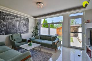 <p><span>Cette maison prête à emménager, comprenant 3 chambres et 2 salles de bains, a été entièrement démolie en 2015 et a fait l'objet d'une rénovation complète et approfondie. La toiture a été récemment rénovée et isolée en 2021, tout comme la façade (isolation + crépi)<br /><br /></span></p><p><span>Au rez-de-chaussée, vous trouverez, donnant sur le jardin, le salon et la salle à manger, très lumineux grâce à de grandes baies vitrées. La cuisine ouverte est équipée de tout le confort nécessaire. Le rez-de-chaussée comprend également une chambre (pouvant également servir de bureau) et une première salle de bains.</span></p><p><span> </span></p><p><span>Au premier étage, on trouve deux chambres spacieuses sous les combles et une salle de bains qui relie les deux chambres. La maison dispose également dun sous-sol.</span></p><p><span> </span></p><p><span>- PEP : 198 kWh/m²/an</span></p><p><span>--> surface selon le rapport PEP</span></p><p><span>- Conforme à lattestation AREI</span></p><p><span>Score P : D et score G : D</span></p><p><span> </span></p><p><span>Pour une visite sur place, appelez le 03/449.42.141 ou envoyez un e-mail à hallo@habicom.be</span></p><p><span>Vous souhaitez connaître la valeur de votre logement ? Vérifiez-la gratuitement sur www.watismijnhuiswaard.be </span></p><p><span><br /><br /></span></p>