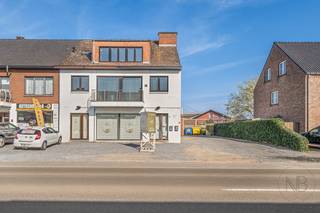Dit handelspand ligt in het commerciële centrum van Houthalen-Oost, aan een drukke verbindingsweg tussen Genk en Houthalen. Tal van andere en diverse commerciële panden liggen rondom. Het is een gunstige handelsomgeving. Op enkele minuten ligt het recreatief domein Hengelhoef en de oprit van de E314.<br /><br />Het handelspand heeft een bruikbare oppervlakte van 135 m<sup>2</sup> op het gelijkvloers en 110 m<sup>2</sup> in de kelderverdieping. De zaak is volledig uitgerust met een industriële keuken en afhaaltoog. Deze kunnen mee overgenomen worden. Er is parking voor een vijftal wagens.<br /><br />Interesse? Contacteer ons vandaag nog voor meer info! <br />089/20 34 34 of info@ninabrunovastgoed.be