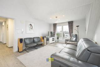 <p><span>In een autoluwe straat en met een uitstekende bereikbaarheid en mobiscore van 8.9 bieden wij u dit prima onderhouden dakappartement in een kleine residentie (bouwjaar 1989)</span></p><p><span>Dit half open appartement met 2 slaapkamers op de 3de verdieping baadt in het licht en beschikt met haar 90m² bewoonbare oppervlakte over een zeer goede indeling als ook is er veel bergruimte door onder meer ingebouwde kasten en de ruime wasberging. Op het grote zonneterras, welke bereikbaar is via de woonkamer, kan men van de lente tot en met de herfst zalig genieten.</span></p><p><span>De individuele garagebox achter het gebouw is aan te kopen voor € 25 000.</span></p><p><span>Op zoek naar een instapklaar en betaalbaar dakappartement met alle comfort? Dan is deze prima onderhouden penthouse misschien wel iets voor u!</span></p><p><span> </span></p>