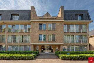 <strong>TE KOOP MET PRE-VIEW: enkel op afspraak.</strong><br /><br />Ruim gelijkvloers appartement met zonnige tuin en verwarmd zwembad.<br /><br />Pal tussen het centrum van Westmalle en St.-Antonius (Zoersel) bevindt zich dit gelijkvloers appartement met een uitzonderlijk troef: een volledig omheinde, prachtig aangelegde tuin van ca. 500 m² met verwarmd zwembad. Dankzij de doordachte indeling door een tuinarchitect geniet u hier van optimale privacy, alsof u in uw eigen groene oase vertoeft.
<p>Binnenin treft u een zeer ruime leefruimte, een aparte keuken met praktische berging en twee volwaardige slaapkamers. Kortom, een ideale woonst voor wie op zoek is naar ruimte, comfort en een rustige, maar toch gunstige ligging.<br /><br /><strong>INDELING</strong></p>
Via de inkomhal bereikt u aan de rechterzijde de nachthal, die toegang geeft tot het slaapgedeelte. Hier bevinden zich twee ruime slaapkamers, waarvan één met een praktische dressing. De recent gerenoveerde badkamer is uitgerust met een ligbad, inloopdouche, lavabomeubel en toilet.<br /><br />Verder beschikt het appartement over een apart gastentoilet, een handige wasplaats/berging en een lichtrijke leefruimte met een prachtig uitzicht op de groene tuin. Aansluitend bevindt zich de volledig geïnstalleerde keuken, die eveneens rechtstreeks toegang biedt tot het overdekt terras en de tuin.<br /><br /><span>De volledig afgesloten, zuidgerichte tuin van ca. 500 m² vormt een absolute troef. Hier geniet u in alle rust van het verwarmde zwembad, omgeven door een doordachte groenaanleg. De aanwezige bomen zorgen voor een natuurlijke afscherming, waardoor u in alle privacy van tuin en zwembad kunt genieten. Achteraan bevindt zich een praktisch tuinhuis met ondergebrachte zwembadtechnieken, en via een poortje achter de tuinberging is de tuin ook langs achteren toegankelijk.</span><br /><br />Tot slot zijn een ondergrondse autostaanplaats en een private kelderberging inbegrepen in de vraagprijs.<br /><br /><strong>BIJZONDERHEDEN</strong><br /><br />- Gunstige locatie<br />- Parking en kelderberging inbegrepen<br />- Zuidgerichte ruime tuin<br />- Verwarmd zwembad<br />- Praktische tuinberging<br />- Toegang achteraan het perceel<br /><br />Dit eigendom is onderhevig aan de renovatieverplichting die door de Vlaamse Regering wordt opgelegd. Meer info op https://www.vlaanderen.be/veka.<br /><br />Voor meer info of een bezoek ter plaatse kan u vrijblijvend contact opnemen met Lieselotte op 03.227.58.58 of lieselotte@reds.be.