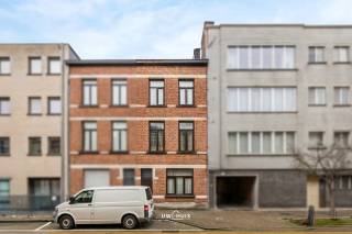 Opbrengsteigendom op toplocatie Op een uitstekend bereikbare en praktische locatie in Sint-Niklaas bevindt zich dit ruime woonhuis. De woning...