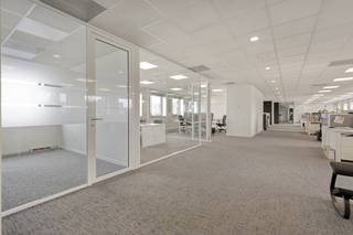 Kantoor van ca. 225 m² te huur in Ieper. Het kantoor is gelegen in de nabijheid van diverse invalswegen en de autosnelweg. Daarnaast beschikt het kantoor over voorliggende parkeerplaatsen. Bent u op zoek naar een kantoorruimte in Ieper? Aarzel dan zeker niet om ons te contacteren op het nummer 056 21 11 11.Dit betreft een terbeschikkingstelling van kantoren met diensten.