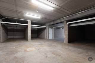 Voor meer info contacteer 016199344 of michael@homixx.beDeze ondergrondse garagebox heeft een uitstekende ligging middenin het centrum van Baal. De...