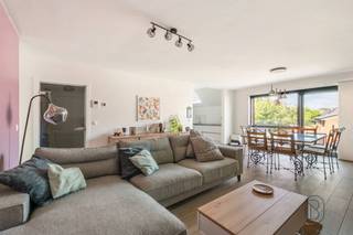 <p>Perfect gelegen nabij alle voorzieningen, in het hart van het gegeerde dorp Dottenijs, bestaat dit mooie recente appartement (2023), voorzien van alle hedendaags comfort en gelegen op de tweede verdieping van de standingvolle residentie Formentor, uit:<br /><br />Een inkomhal met apart toilet die toegang geeft tot een ruime en lichtrijke leefruimte met een moderne, volledig uitgeruste open keuken, een berging/wasruimte, een ideaal georiënteerd balkon met uitzicht op de privatieve tuin van de residentie, evenals een nachthal die toegang biedt tot een badkamer en twee mooie slaapkamers.<br /><br />Het appartement beschikt bovendien over een privatieve parkeerplaats en een kelder, beide gelegen in de beveiligde ondergrondse parkeergarage van de residentie.<br /><br />TECHNISCHE KENMERKEN: centrale vloerverwarming, aluminium ramen met dubbele beglazing, uitstekende EPC-score, conforme elektrische installatie, grondplan hieronder beschikbaar om te downloaden.</p>