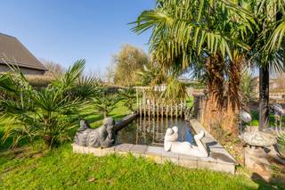 ***A VENDRE*** - Située à Petit-Enghien, à la limite de Rebecq (BW), cette charmante villa datant de 2006 vous séduira par ses beaux volumes, sa luminosité et ses superbes espaces extérieurs, tout en restant proche des commodités.<br /><br />Le rez-de-chaussée s’ouvre sur un hall d’entrée accueillant avec WC séparé, menant vers un vaste et lumineux séjour avec salle à manger de plus de 55 m², idéal pour recevoir et profiter d’une agréable vue sur le jardin. La cuisine super équipée, à la fois moderne et fonctionnelle, complétée par une buanderie pratique. <br /><br />À l’étage, la maison propose 3 belles chambres, dont une spacieuse suite parentale de plus de 24 m² avec sa propre salle de douche, ainsi qu'une seconde salle de bain et un WC séparé. Un grenier entièrement isolé de rangement vient compléter le tout.<br /><br />À l’extérieur, profitez d’une piscine chauffée (7m x 3,5m) avec terrasse en bois, surplombant un jardin orienté sud-est, clôturé de + de 15 ares avec pergola moderne. Un abri de jardin, un espace pour les poules et un petit étang complètent l’ensemble.<br />Côté stationnement, le bien dispose d’un garage, d’un carport et de 3 places de parking.<br /><br />Equipements : 30 panneaux solaires, 1 borne de recharge, châssis PVC double vitrage, citerne d’eau de pluie (3.000 L), chaudière au mazout (cuve 2.900L) ainsi qu’un boiler thermodynamique.<br />PEB A (n°20260313000971) et CE conforme.<br /><br />Contactez-nous dès maintenant au 02 770 31 33 ou au 0472 86 31 60 (Marie), ou par mail à marie.g@weinvest.be