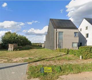 Goedgelegen bouwgrond: Enkel eengezinswoningen (incl. zorgwoningen) zijn toegelaten. Woningsplitsing is niet toegestaan.Complementaire functies...