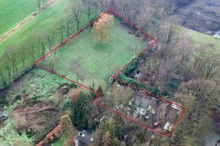 Une maison de vacances située Einhovensebaan sur un terrain de 1948 m² avec pâturage sous-jacent situé De Polders avec une superficie de 3434m²...