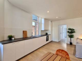 Investment property: 2 large apartments fully renovated with modern, high-quality materials. (both units are rented to reliable tenants, providing immediate rental income).

RECENT FULL RENOVATION: all major works have been completed, allowing you to invest with complete peace of mind.

Apartment 25a: 2 bedrooms, bathroom (shower + sink), large living area with open kitchen.

Apartment 25b: 3 bedrooms, bathroom (shower + bathtub + sink), separate kitchen, spacious living area, attic for storage.

Viewings by appointment only at +32 496/12.04.46 or via sebastien@immobeguin.be