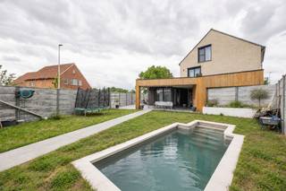 Instapklare woning te koop!<br /><br />De woning met een totale woonoppervlakte van ruim 284m² werd volledig gerenoveerd in de laatste jaren.<br /><br />TROEVEN:<br />- Woning met handelsruimte (of kangoeroewoning)<br />- Alle voorzieningen gelijkvloers<br />- Drie ruime slaapkamers + uitbreidmogelijkheden<br />- Zeer goede EPC-score (lage B!)<br />- Enorm veel woonoppervlakte<br />- Ingebouwd zwembad<br /><br />De EPC heeft een zeer lage B-score (momenteel 141), maar hier moeten nog 14 zonnepanelen aan toegevoegd worden. De stroom werd ook volledig conform gekeurd, wat zorgt dat het huis perfect instapklaar is. De aanwezige gasketels zijn vernieuwd in 2017 en de woning beschikt volledig over vloerverwarming.<br /><br />Vanuit de inkomhal is er toegang tot de praktijkruimte, tot het verdiep, het aparte toilet alsook de open leefruimte.<br />De praktijkruimte bestaat in totaal uit drie ruimtes, waarbij één ruimte voorzien is van sanitair (douche, lavabo en toilet), één ruimte kan dienen om behandelingen te doen/ als wachtkamer en één grote ruimte aanwezig is met de vroegere keuken. Hier kan een zelfstandige activiteit uitgevoerd worden als kapper, schoonheidsspecialiste... <br />Ook werd er parkeerplaats voorzien vooraan naast de woning voor het cliënteel.<br /><br />Achteraan bevindt zich de open leefruimte, met een volledig ingerichte keuken. De keuken is voorzien van een 5-pits gasvuur, koffie-apparaat, oven, microgolf, warmhoudlade en vaatwasser. Ook is er een eiland voorzien om aan te zitten en is er voldoende ruimte om een aangename zithoek en eethoek te creëren. Vervolgens is er aangrenzend een inkomhal achter met aparte berging. Bij de achterdeur is er ook mogelijkheid om te parkeren.<br /><br />Op verdiep vinden we vervolgens een volledig ingerichte badkamer. De badkamer is voorzien van een ruime inloopdouche, toilet, dubbel lavabo en heeft alle voorzieningen om een bad te plaatsen. Verder vinden we op dit verdiep nog twee ruime slaapkamers.<br /><br />Vervolgens is er een vaste trap naar de zolder, die volledig werd afgewerkt. Hier is nog een extra master bedroom, voorzien van eigen dressingmogelijkheden en een eigen badkamer. Hier vinden we opnieuw een douche, toilet en lavabo terug. <br /><br />Het perceel zelf is volledig omheind, beschikt zowel voor- als achteraan over parkeerplaatsen. De tuinverharding, overkapping, tuinhuis en zwembad zijn al netjes in orde gebracht. <br /><br />In de woning zijn er nog enkele afwerkingdetails (verlichting, plinten, deurkaders hier en daar).<br /><br />Ben jij op zoek naar een ruime woning (met eventueel eigen praktijk of zorgwoning)? Contacteer ons snel op 011 64 55 00 of info@vastgoedfransen.be.