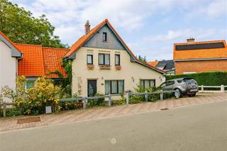 <p><span>MOERBEKE - Bent u op zoek naar een</span><span> </span><span>woning met 3 slaapkamers in een rustige woonwijk? </span></p><p><span>Dan is dit pand misschien wel iets voor u! </span></p><p><span><br /></span><span>De belangrijkste kenmerken in een notendop: </span></p><ul><li><span>Gelegen in een rustige woonwijk </span></li><li><span>Scholen en winkels in de onmiddellijke omgeving </span></li><li><span>Vlakbij openbaar vervoer</span></li><li><span>3 slaapkamers waarvan één op gelijkvloers</span></li><li><span>Badkamer en keuken in 2025 gerenoveerd</span></li><li><span>Ruime oprit voor 4 auto's</span></li><li><span>Kelder aanwezig </span></li></ul><p><span> </span></p><p><span>Zo ziet de woning eruit: </span></p><p><span>De inkomhal geeft toegang tot de leefruimte met eetplaats. Aansluitend de recent vernieuwde keuken, voorzien van alle toestellen. De keuken geeft toegang tot de kelder en zicht op de veranda. Verder is er op het gelijkvloers een ruime slaapkamer en een apart toilet.</span></p><p><span>Op de eerste verdieping zijn er twee slaapkamers en een badkamer voorzien van een combi bad met douche, dubbele wastafel en een toilet. </span></p><p><span>Verder beschikt de woning over een volledig afgesloten West-gerichte tuin met terras, een geriefelijk tuinhuis.</span></p><p><span> </span></p><p><span>Richtprijs: €320.000</span></p><p><span> </span></p>