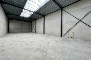Deze nieuwbouw KMO Unit is 670m2 en is ideaal gelegen in het bedrijvenpark Kunstdal te Eeklo. De unit is geconstrueerd uit geïsoleerde betonnen...