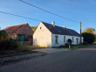 Rustig gelegen hoevewoning in agrarisch gebied, omgeven door weilanden, doch op slechts 3 kilometer van de markt van Geel. Vlotte verbinding naar...