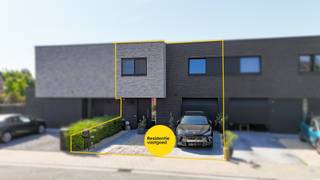 Welkom in de Groene-Herdersgoed 27 in Roeselare, een fantastische, energiezuinige woning gelegen in een rustige, residentiële wijk. Dankzij de gunstige ligging geniet u van een vlotte verbinding naar de snelweg én het levendige stadscentrum van Roeselare.<br /><br />Bij het binnenkomen wordt u verwelkomd in een stijlvolle inkomhal met apart gastentoilet. De lichtrijke leefruimte straalt warmte en gezelligheid uit en vloeit naadloos over in de volledig uitgeruste keuken met moderne toestellen en een praktisch kookeiland – de ideale plek voor wie van koken houdt. Op zonnige dagen wandelt u rechtstreeks de tuin in, waar u in alle rust kunt genieten van de zon en een heerlijk drankje.<br /><br />Op de bovenverdieping vindt u drie volwaardige slaapkamers, ingericht met het oog op optimaal comfort en nachtrust. De stijlvolle badkamer beschikt over een ruime inloopdouche, een ligbad, een badkamermeubel met lavabo en een tweede toilet.<br /><br />De buitenruimte is een absolute troef: een aangelegde tuin met een gezellige overkapping. U kiest op elk moment van de dag tussen zon en schaduw. Parkeren doet u eenvoudig op de ruime oprit, die plaats biedt aan meerdere wagens. Daarnaast beschikt de woning over een inpandige garage.<br /><br />De vermelde prijs is een richtprijs. Elk bod, hoger of lager dan deze prijs, wordt voorgelegd aan de eigenaar, die zich het recht voorbehoudt om dit te aanvaarden of te weigeren.