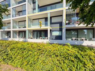 Dit <strong>STIJLVOLLE </strong>en <strong>ENERGIEZUINIG </strong>appartement geniet van een <strong>TOPLIGGING</strong> in Oudenaarde, op <strong>WANDELAFSTAND </strong>van het centrum, vlak bij <strong>PARK LIEDTS</strong> én rechtstreeks aan de Schelde. De combinatie van <strong>RUST </strong>en een <strong>VLOTTE BEREIKBAARHEID</strong> zorgt voor een unieke en <strong>EXCLUSIEVE WOONBELEVING</strong>.<br />Het moderne appartementsgebouw beschikt over een <strong>LIFT </strong>en biedt daarnaast een gezellige petanquebaan waar bewoners in alle rust kunnen <strong>ONTSPANNEN</strong>.<br /><br />Dankzij de kwalitatieve afwerking, de praktische indeling en de grote raampartijen geniet u hier van een <strong>AANGENAME LICHTINVAL</strong> en optimaal wooncomfort. Bovendien zorgen de energiezuinige voorzieningen voor een <strong>LAGE ENERGIEKOST</strong>.<br />De indeling is als volgt: inkomhall met apart toilet, praktische berging, woonkamer met open keuken met <strong>ZICHT OP DE SCHELDE</strong>, 1 volwaardige slaapkamer en een badkamer.<br /><br />Adres: Adriaan Brouwerstraat 11 bus 0202, 9700 Oudenaarde<br />Huurprijs: €700 + €75 syndic/mnd.<br />Onmiddellijk beschikbaar<br />EPC: 72kWh/m²/jaar.