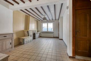 Cette maison est située dans la rue Henis rénovée, à quelques minutes du centre-ville, des magasins, de l'école et de la gare.<br /><br />En 2019, toutes les fenêtres et portes extérieures ont été remplacées par du PVC avec double vitrage à haut rendement.<br /><br />DISPOSITION : <br />x hall d'entrée avec accès au salon et à une petite cave ;<br />x salon et salle à manger spacieux ;<br />x cuisine équipée attenante ;<br />x salle de bain au rez-de-chaussée avec meuble-lavabo, baignoire et toilettes.<br /><br />x au premier étage, 2 chambres avec parquet laminé ;<br />x dans le hall de nuit, un escalier escamotable mène à un grenier spacieux et aménagé, idéal comme chambre d'amis ou espace de loisirs.<br /><br />Derrière la maison se trouve une terrasse confortable avec un grand bâtiment annexe, aménagé en espace de rangement/buanderie et abri de jardin.<br />Il y a aussi un joli jardin avec accès à la piste cyclable et piétonne située à l'arrière.<br /><br />INTÉRESSÉ(E) ? Prenez rendez-vous pour une visite en appelant le 012 23 00 23 ou en envoyant un e-mail à roland@immo-leroi.be.