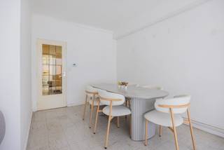 Bent u op zoek naar een instapklaar 2 slaapkamer appartement met terras? Dan is dit precies wat u zoekt!<br />Het appartement op de tweede verdieping bevindt zich in een kleine rustige residentie.<br /><br />Indeling:<br />U komt binnen in de centraal gelegen inkomhal. Verder bevindt er zich de leefruimte en de keuken. De keuken omvat een spoelbak, dampkap en kookplaat.<br /><br />Centraal is er een aparte berging en de badkamer met ligbad, toilet en enkel lavabomeubel.<br /><br />Achteraan zijn er nog 2 slaapkamers. De eerste slaapkamer geeft doorgang tot de tweede slaapkamer. <br /><br />De gemeenschappelijke kosten bedragen 75€/maand. Deze omvatten: voorschot waterverbruik en minuterie gemeenschappelijke delen.<br /><br />Pluspunten:<br />- Ideale ligging: nabij winkels, parken, invalswegen, …<br />- Tram-en bushaltes in de directe omgeving<br />- Beschikbaarheid bespreekbaar