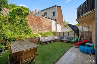Op zoek naar een instapklare, energiezuinige woning op een toplocatie? Deze volledig gerenoveerde bel-etagewoning in het centrum combineert hedendaags wooncomfort met een gunstig EPC-label B. Winkels, scholen, openbaar vervoer en alle dagelijkse voorzieningen bevinden zich op wandelafstand.<br />De woning werd in 2023 volledig gerenoveerd. Zo werden onder meer de elektriciteit vernieuwd, nieuwe vloeren geplaatst, een moderne keuken en stijlvolle badkamer geïnstalleerd en een nieuwe condenserende gasketel voorzien. U geniet dus van een zorgeloze, instapklare woning met een laag energieverbruik.<br /><br />Indeling<br />Op het gelijkvloers vindt u een ruime inkomhal met gastentoilet en toegang tot de inpandige garage.<br />De eerste verdieping beschikt over een lichtrijke leefruimte met grote raampartijen, een gezellige eetruimte en een volledig uitgeruste keuken.<br />Op de tweede verdieping bevinden zich drie volwaardige slaapkamers en een moderne badkamer met inloopdouche.<br />De ruime zolder biedt extra opbergruimte.<br /><br />Buiten geniet u van een gezellige, privatieve tuin waar u in alle rust kunt ontspannen.<br /><br />Troeven:<br />EPC B – energiezuinig / volledig gerenoveerd in 2023 / elektriciteit conform / nieuwe condensatieketel op gas / inpandige garage / handige zolder / gezellige tuin met veel privacy / centraal gelegen. <br /><br />Absoluut een bezoek waard! <br />Interesse? <br />Contacteer Dirk via 0489 02 77 55 of dirk@polares.eu voor meer informatie of een bezoek.