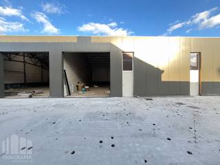 Nieuwbouw KMO-park bestaande uit 7 KMO-units te koop met oppervlaktes tussen 166 m² en 272 m². De strategische ligging vlakbij de N46 zorgt voor een snelle aansluiting richting de E40, wat zorgt voor een vlotte verbinding richting Gent, Brussel en omliggende gemeenten zoals Zottegem en Aalst.<br /><br />De unit van 185 m² maakt deel uit van het Bedrijvenpark Dereadt en is opgebouwd uit een staalconstructie, in combinatie met een betonplint en geïsoleerde sandwichpanelen. De loods heeft een brandklasse C en beschikt over lichtstraten met rookluik, polybetonvloer en een sectionale poort met afzonderlijke toegangsdeur. Dankzij de casco oplevering behoudt u de vrijheid om de afwerking volledig af te stemmen op uw eigen wensen en noden. <br /><br />Verwachte oplevering september 2026. <br /><br />Heeft u interesse of wenst u graag meer details over dit aanbod? Neem contact op met Gill voor meer info, plannen en lastenboek via het nummer 09 219 90 30.
