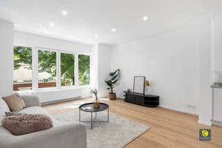 <p><span>Recent gerenoveerd appartement op toplocatie!</span></p><p><span>Welkom in dit instapklare appartement op de tweede verdieping, gelegen in de rustige maar centrale Eduard Arsenstraat in Mortsel. Het appartement werd recent volledig gerenoveerd en biedt een moderne woonervaring met alle hedendaagse comfort. Bovendien werd het volledige appartementsgebouw in 2024 grondig vernieuwd, waardoor u zorgeloos kan genieten van duurzame kwaliteit en lage onderhoudskosten.</span></p><p><span>Indeling:</span></p><p><span>De lichtrijke leefruimte is ideaal om in te richten naar uw smaak en sluit mooi aan op de open, volledig uitgeruste keuken met strakke afwerking en alle nodige inbouwtoestellen. De ruime slaapkamer straalt rust uit en de vernieuwde badkamer is voorzien van een inloopdouche en strak sanitair.</span></p><p><span>Daarnaast kan u een private kelderberging aankopen (vanaf 3.500), wat zorgt voor extra opbergruimte.</span></p><p><span>Troeven:</span></p><ul><li><span>Volledig gerenoveerd appartement</span></li><li><span>Appartementsgebouw volledig gerenoveerd in 2024</span></li><li><span>Gunstig EPC-label B</span></li><li><span>Kleinschalig gebouw met lage kosten</span></li><li><span>Centrale ligging in Mortsel</span></li><li><span>Elektriciteit conform</span></li></ul><p><span>Ideaal voor starters of investeerders die op zoek zijn naar een instapklaar appartement met duurzame meerwaarde. Plan vandaag nog uw bezoek en ontdek dit unieke aanbod!</span></p><p><span> </span></p><p><span> </span></p>