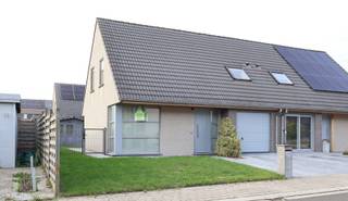 In deze halfopen woning geniet je van een moderne afwerking, veel lichtinval en een aangenaam gevoel van ruimte.<br />De inkomhal met gastentoilet leidt naar de lichtrijke woonkamer met open keuken, dat een mooi zicht biedt op de tuin.<br />De moderne keuken is volledig uitgerust en voorzien van volgende toestellen: een spoeltafel, vaatwasser, kookvuur op gas, dampkap, ingebouwde oven en koelkast.<br />Aansluitend bevindt zich de ruime garage met manuele poort en een praktische wasplaats.<br />Op de eerste verdieping vinden we drie volwaardige slaapkamers, een apart toilet en een moderne badkamer met ligbad, inloopdouche en dubbel badkamermeubel.<br /><br />De woning wordt verwarmd via centrale verwarming op aardgas en beschikt over een regenwaterput van 10.000 liter.<br />Verlichting en gordijnen blijven aanwezig, wat zorgt voor een instapklare woning.<br />Beschikbaar vanaf 1 januari 2025.<br /><br />Benieuwd naar deze woning?<br />Ga naar de website www.dicasa.be, klik op het pand dat je wenst te huren en vul via de knop "Ik ben kandidaat" een kort profiel in. Daarna nemen we contact met je op voor een bezoek. Telefonisch kunnen er geen afspraken gemaakt worden.