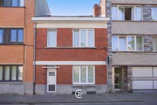 Doe een bod vanaf 429 000 euroInstapklare gezinswoning met zuidgerichte tuin.Charmante en perfect onderhouden gezinswoning van ca. 160 m², rustig gelegen in Sint-Jans-Molenbeek, op de grens met Dilbeek. De woning werd grotendeels gerenoveerd in 2020 en biedt een lichtrijke leefruimte en volledig ingerichte keuken, beide met toegang tot het zonnige terras en de zuidgerichte tuin zonder vis a vis.Verder beschikt de woning over 3 ruime slaapkamers, een dressing, grote badkamer met apart toilet en een volledig onderkelderde ruimte. De zolder biedt bovendien de mogelijkheid om de ruimte in 2 in te delen en zo een extra kamer te creeren .Extra troeven zijn de dubbele beglazing, automatische rolluiken op het gelijkvloers en condensatieverwarming op gas. Een ideale gezinswoning die ruimte, comfort en een uitstekende ligging combineert.