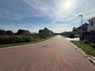 Gunstig gelegen bouwgrond voor open bebouwing van 658 m².<br /><br />De bouwgrond heeft een straatbreedt van 19 meter. De bebouwbare zone heeft een breedte van 13 meter en een diepte van 17 meter.<br />Kadaster: sectie E nummer 1080 n. Meer info en bouwvoorscriften op aanvraag. <br /><br />Extra info: open bebouwing I infoplicht: in aanvraag I Watertoets: P-score: D I G-score: onbekend.