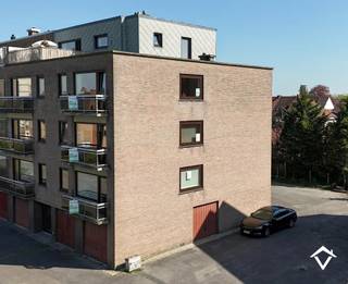 Dit instapklaar en zonnig appartement is gelegen op de 1ste verdieping aan een rustig pleintje in het centrum van Assebroek.<br /><br />Het appartement bestaat uit: lift - inkomhal - living met aansluitend terras - keuken - berging - badkamer - 2 slaapkamers, waarvan 1 voorzien van een terras - badkamer - gemeenschappelijke fietsenberging. <br /><br />Mogelijkheid tot aankoop van een garage in het gebouw.