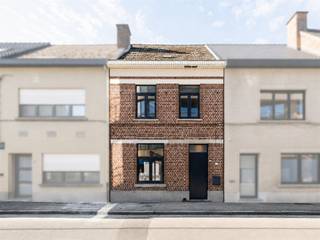 <p><span> </span></p><p><span> </span></p><p><span>Welkom in deze gezellige stadswoning, hartje Zottegem. Deze aantrekkelijke woning combineert klassieke architectuur met modern comfort en biedt een perfecte basis voor gezinnen of koppels die naar ruimte en karakter zoeken.</span></p><p><span> </span></p><p><span>Met een bewoonbare oppervlakte van 110 vierkante meter verdeeld over twee verdiepingen, beschikt deze woning over drie slaapkamers die uitstekend geschikt zijn voor een gezin of als kantoor- en gastenkamer. De woon- en eetkamer op de benedenverdieping nodigen uit tot gezelligheid en ontspanning, met prachtige lichtinval door meerdere ramen.</span></p><p><span> </span></p><p><span>De keuken werd recent vernieuwd en functioneel ingericht met moderne apparatuur, inclusief een 5-pits gasfornuis met oven en een vaatwasser. De badkamer is eigentijds vormgegeven met een ruime inloopdouche.</span></p><p><span> </span></p><p><span>Het interieur kenmerkt zich door warme houten accenten, verlichting die sfeer creëert en voldoende opslagruimte. De houten trap verbindt beide verdiepingen naar knusse slaapkamers met karakter.</span></p><p><span> </span></p><p><span>Buiten heb je een fantastische buitenruimte, zuidgericht, groot terras van ruim 40 vierkante meter, perfect voor barbecueën of simpelweg genieten van het buitenleven. Het houten schuurtje biedt extra mogelijkheden voor opslag.</span></p><p><span> </span></p><p><span>Deze woning bevindt zich op een centrale locatie in Zottegem, vlakbij de markt en Heldenlaan ,dicht bij winkels, scholen en alle voorzieningen die het dagelijks leven aangenaam maken. Het is een kans om in een authentieke, gezellige omgeving te wonen met alles wat u nodig heeft voor een comfortabel bestaan.</span></p><p><span> </span></p><p><span>EXTRA TROEVEN:</span></p><p><span>* Badkamer vernieuwd</span></p><p><span>* Keuken vernieuwd</span></p><p><span>* compacte woning</span></p><p><span>* 3 slaapkamers</span></p><p><span>* centrale ligging</span></p><p><span> </span></p><p><span>Renovatieverplichting binnen 6 jaar na aankoop</span></p><p><span> </span></p><p><span>Voor verdere info en/of bezoek contacteer: </span></p><p><span>Jean-Pierre,</span></p><p><span>0475/51 34 67 of mail <span>jean-pierre@janssenenjanssen.be</span></span><span> </span></p><p><span> </span></p><p><span>1ste bezoekmoment op zaterdag 22/08 van 14u00 tot 18u00 op AFSPRAAK</span></p>
