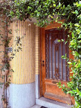 Deze herenwoning in Bissegem straalt authenticiteit uit zowel binnen als buiten. De aantrekkelijke voorgevel springt uit in het straatzicht!<br />Hoge plafonds en parketvloer stralen ook binnen dezelfde look uit.<br />De leefruimte biedt zicht op de tuin en is verbonden naar de keuken die volledig is geïnstalleerd. Achteraan bevindt zich een gelijkvloerse kamer die momenteel gebruikt wordt als bureau maar kan perfect ook als slaapkamer gebruikt worden.<br />Op het eerste verdiep bevinden zich twee slaapkamers met vernieuwde badkamer. Op het tweede verdiep zijn er nog twee slaapkamers te vinden, die tevens als één kan gebruikt worden door de schuifdeur. Verder is er ook nog een badkamer met inloopdouche.<br />De diepe tuin met ruim zonneterras is perfect georiënteerd als je graag geniet van de laten namiddag / avond zon.<br />Verder is er ook nog een droge kelder.<br /><br />Pluspunten:<br />- authenticiteit<br />- 4 slaapkamers met mogelijkheid tot 5!<br />- zonnepanelen<br /><br />Interesse? Aarzel niet ons een seintje te geven!<br />056 25 26 19