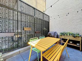 Brussel: Gemeubileerd en gelegen op een steenworp afstand van de Grote Markt van Brussel, beschut tegen verkeer en geluid, vindt u een prachtig appartement (85m²) met 2 slaapkamers + terras.<br /><br />In een recent gebouw (2019) in uitstekende staat bevindt zich het appartement, als volgt ingedeeld:<br /><br />- Inkomhal met apart toilet<br />- Smaakvol gemeubileerde woonkamer die uitgeeft op een nieuwe, volledig uitgeruste open keuken met kwaliteitsapparatuur<br />- Een terras waar u op elk moment van de dag kunt ontspannen<br />- 2 mooie slaapkamers met eigen doucheruimte aan de 2 uiteinden van het appartement<br /><br />Extra's:<br /><br />- Terras van 15m²<br />- Privékelder<br />- EPC = C<br />- Gemeenschappelijke wasruimte in het gebouw<br />- Fietsenstallingsruimte<br />- Vrij vanaf 01/10/2026<br /><br />Dit appartement zal u bekoren door de inrichting, de ligging en de hoogwaardige uitrusting.<br /><br />Kosten: €150/maand voor de gemeenschappelijke lasten, de lift en het privégas.<br /><br />Interesse? Aarzel niet om een bezoek aan te vragen via onze website dewaele.com!