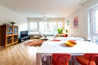 Zonnig hoek appartement met twee slaapkamers.<br /><br />Op zaterdag of zondag genieten van de gezellige marktsfeer, een terrasje doen op het theaterplein of vlot de aansluiting naar de autostrade nemen deze locatie heeft het allemaal te bieden.<br /><br />Het appartement zelf heeft een ruime leefruimte met veel lichtinval en een groen uitzicht, een uitgeruste keuken, twee slaapkamers en een badkamer met ruime inloopdouche.<br />Tot slot is er een gezellig terras waar je van de laatste zonnestralen van de dag kan genieten!<br /><br />De maandelijkse lasten bedragen: 180 euro inclusief verwarming en water.<br /><br />EPC= 250kWh