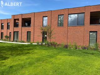 <p>Om u kandidaat te stellen als huurder, verzoeken we via onderstaande link in te loggen, druk op de rode knop "Bezoek aanvragen" en vul uw huurprofiel zo volledig en correct mogelijk in. Dit kan enkel met een laptop of tablet. <br /><br />https://albert.immo/listing/flat-for-rent-2310-rijkevorsel-7728482<br /><br />Je wordt dan uitgenodigd voor de 2 vaste bezoekmomenten. <br />Indien vragen contact opnemen via mail, niet telefonisch. <br />lieke@albert.immo<br />Bij Albert kom je thuis!<br /><br />Welkom in dit mooi afgewerkte nieuwbouw appartement op een rustige, centrale toplocatie met een bewoonbare oppervlakte van 72,52m2<br />huurprijs: 950€<br />vaste kosten : 40€<br /><br />INDELING:<br />* gezamenlijke inkomhal<br />- lift<br />- trap naar kelder<br />* kelder<br />- autostaanplaats (nr15)<br />- berging die je kan afsluiten<br />* inkomhal appartement<br />- links berging met aansluiting wasmachine<br />- rechts gastentoilet met handwasser<br />* leefruimte met keuken<br />- mooie glazen deur<br />- 33,09 m2<br />- grote glazen schuifraam met uitzicht op de tuin<br />* keuken<br />- vaatwasser<br />- combi-oven<br />- ijskast en vriezer<br />- inductievuur met dampkap<br />* slaapkamer<br />- 14m2<br />- uitzicht op de tuin<br />- tuin te bereiken via raam<br />* badkamer<br />- grote inloopdouche <br />- dubbele douchekop<br />- spiegel met verlichting<br />- enkele wastafel<br />- kasten <br />* tuin<br />- poortje met sleutel<br />- volledig omheind<br />- terras van 10 m2<br /><br />ALGEMEENHEDEN:<br />* EPB in opmaak<br />* zonnepanelen<br />* appartement is volledig betegeld <br />* warmtepomp<br />* regenwaterput<br />* gezamenlijke fietsberg en plaats voor vuilcontainers in de grote schuur<br />* dubbele beglazing<br />* alle muren in primer geverfd</p>