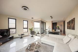 Uniek luxe appartement te koop in de residentie London Tower op het Eilandje te Antwerpen. Het appartement is modern ingericht en...