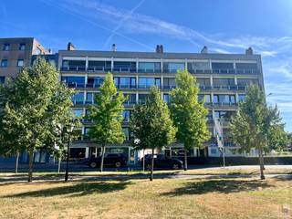 <strong>Bezoek na afspraak met IMMOBOSS per e-mail: jens@immoboss.be </strong><br /><br />Res. Park & Bruul kan u terugvinden op een toplocatie te Ronse, pal in de stadskern aan het historisch centrum. Dit in de directe nabijheid van scholen, winkels, openbaar vervoer, etc. Naast de centrale ligging biedt het appartement een rustgevend gevoel door het zicht op het groenpark Bruul aan de voorzijde en het Muziekbos aan de achterzijde. Het werd recent volledig opgefrist en gemoderniseerd. Indeling, tweede verdiep (lift aanwezig): inkomhal, lichtrijke leefruimte met zich op groen, keuken (kookplaat en oven en vaatwas), 2 slaapkamers, badkamer, apart toilet, twee bergruimtes en één balkon voor- en achteraan. Tot slot vervolledigt de kelderbergingen de garagebox (75 EUR/mnd) deze eigendom. Maandelijkse algemene onkosten: 125 EUR (omvat: verbruik & onderhoud van de gemeenschappelijke delen + privatief verbruik verwarming & water + syndicus, met afrekening). EPC-label: B - onmiddellijk vrij. <strong>Bezoek na afspraak met IMMOBOSS per e-mail: jens@immoboss.be </strong>
