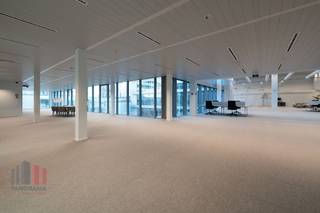 Hoogwaardige kantoorruimte <strong>van 319 m²</strong> in een toekomstgericht en duurzaam kantoorgebouw met flexibele indelingsmogelijkheden. De ligging biedt een professionele werkomgeving met uitstekende connectiviteit naar belangrijke invalswegen en het stadscentrum.<br /><br />Het gebouw is uitgerust met moderne voorzieningen zoals een performant toegangscontrolesysteem, verhoogde vloeren, dubbele beglazing, externe zonnewering en <strong>gekoelde plafonds </strong>voor optimaal comfort. Dankzij meerdere <strong>liften</strong> en een goederenlift is een vlotte interne circulatie verzekerd. Het project is bovendien<strong> BREEAM Very Good In-Use gecertificeerd</strong>.<br /><br />De gebruikerservaring staat centraal met een breed aanbod aan faciliteiten: receptie met twee hoofdentrees, conciërgeservice, kitchenette, gemeenschappelijke conferentieruimte en diverse meetingrooms. Daarnaast zijn er een private <strong>binnentuin</strong>, een health & food concept met ruim buitenterras, én wellnessfaciliteiten zoals fitness- en yogaruimte met coaching en kleedruimtes met douches.<br /><br />Op vlak van mobiliteit zijn er<strong> ondergrondse parkeerplaatsen</strong>, <strong>10 gedeelde laadpunten</strong> voor elektrische wagens, ruime fietsenstallingen en een vloot gedeelde e-bikes.<br /><br />Contacteer<strong> PANORAMA B2B</strong> voor meer informatie of een vrijblijvend plaatsbezoek: <strong>0477 09 00 09.</strong>