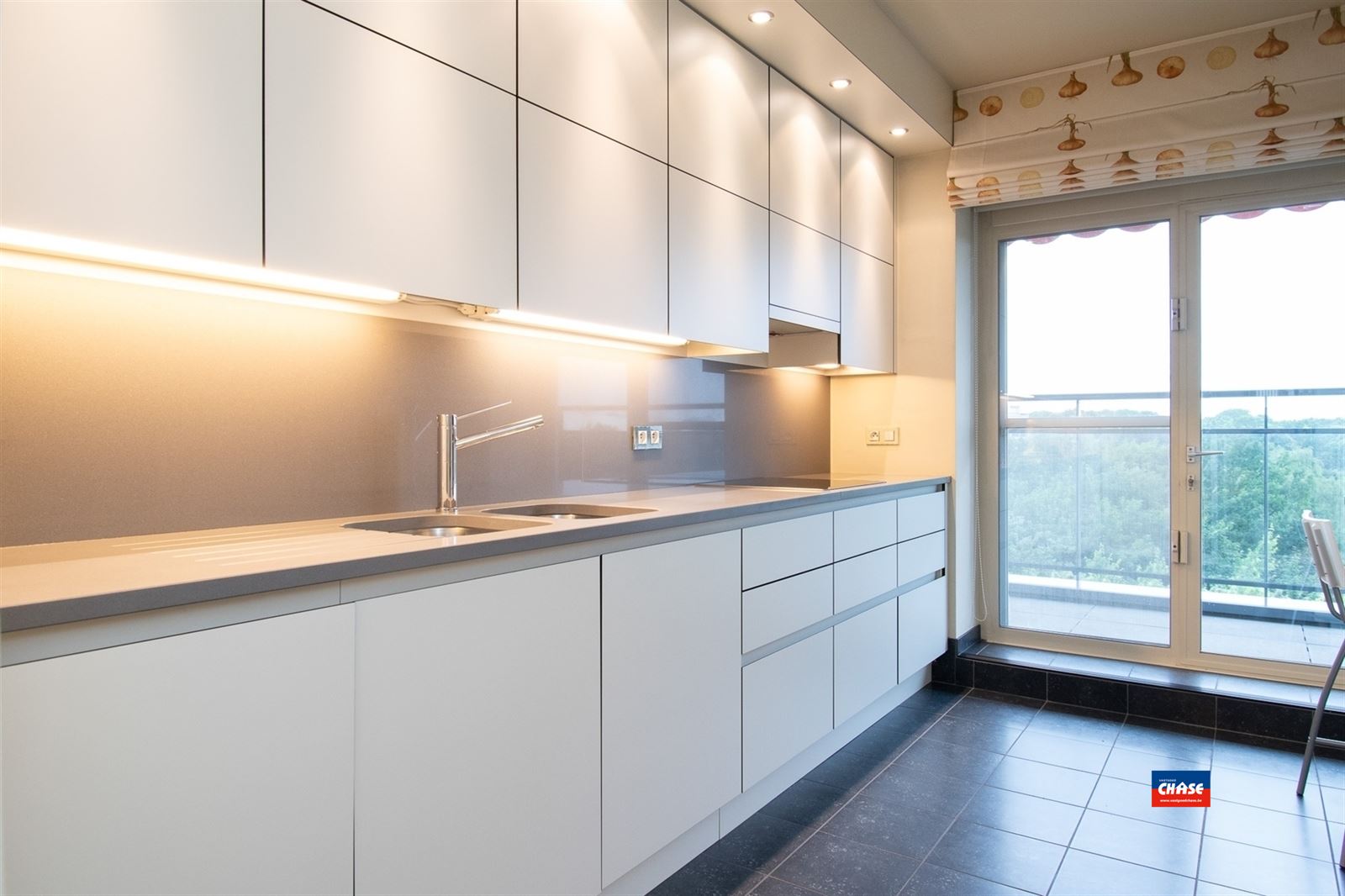 Ruim appartement met 2 slaapkamers & groot terras - foto 1