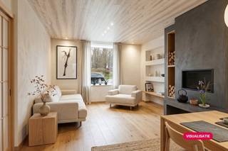 Deze instapklare woning in Knokke-Heist bevindt zich langs de Knokkestraat, op slechts een steenworp afstand van het strand. Het huis is door de...