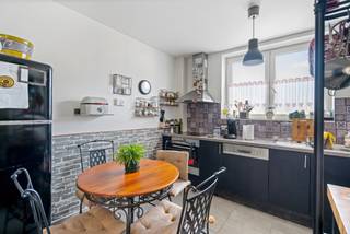 Vlakbij de haven en het strand van Blankenberge vind je dit instapklare duplexappartement met gunstig EPC in een kleinschalige residentie. Een...