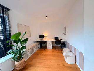 Geen zin om zelf te renoveren? Met deze halfopen woning, zeer rustig gelegen aan het einde van een doodlopende straat in Kontich-Kazerne heeft u de komende jaren geen renovatiestress! <br /><br />•Gelijkvloers: Ruime, lichte inkomhal met toegang tot een omvangrijke berging, een aparte wasplaats en een uiterst grote garage, ideaal voor de wagen, fietsen of nog meer stockage.<br /><br />•Eerste verdieping: L-vormige leefruimte op een parketvloer, stijlvol afgescheiden door een op maat gemaakte, zwarte stalen deur. Dankzij de grote raampartijen aan de voor-, achter- én zijkant geniet u hier de hele dag van een uitzonderlijke lichtinval. De keuken is voorzien van een maximum aan opbergkasten en hoogwaardige toestellen.<br /><br />•Tweede verdieping: De nachthal leidt naar drie volwaardige slaapkamers, allemaal smaakvol afgewerkt met een doorlopende parketvloer. De uitzonderlijk grote badkamer is uitgerust met alles wat een kwalitatieve badkamer nodig heeft.<br /><br />•Dankzij de zuidgerichte tuin zonder belemmering van andere huizen, geniet u hier van de eerste tot de laatste zonnestralen. Deze is toegankelijk via de zijkant van de woning, dus geen gedoe met (tuin)afval doorheen het huis.<br /><br />Belangrijkste kenmerken:<br />• EPC: Label B (zeer energiezuinig)<br />• Plat dak, ideaal voor zonnepanelen & bekomen EPC A<br />• 14cm isolatie aan voor-, zij- en achtergevel<br />• Geïsoleerd en vernieuwd dak<br />• HR-beglazing met verluchtingsroosters, uitgerust met vliegenramen<br />• Doodlopende straat, op wandelafstand van een gezellige buurtsupermarkt, kleuter- & lagere school<br />• Bewoonbare opp.: 210 m²<br />• Perceelopp.: 230 m²<br />• Slaapkamer 1 (22m²) met elektrische rolluik, slaapkamer 2 (16m²) en slaapkamer 3 (7m²)<br />• Ruime en volledig uitgeruste badkamer met grote inloopdouche (160cm), ligbad, toilet, handdoekdroger en 2 wastafels met anticondensspiegels.<br />• Hyper uitgerust keuken met oven, combioven, inductievuur, koelkast, diepvriezer en vaatwasser<br />• Zonovergoten tuin, zonder belemmering van andere huizen