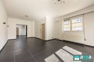 <h2><span>Ruime hoekwoning met twee tot drie slaapkamers en garage</span></h2><p><span>Ligging:</span><span> Deze woning bevindt zich in een rustige woonwijk in Hoboken, vlakbij het Park het Gravenhof. Winkels, openbaar vervoer en scholen liggen op wandelafstand, wat deze locatie zeer gunstig maakt voor zowel jonge gezinnen als pendelaars.</span></p><p><span>Indeling:</span><span><br />We betreden de woning via de inkomhal (5.5m²), die toegang geeft tot de lichtrijke woonkamer (31m²) met eetplaats (10m²). Deze staat in open verbinding met de geïnstalleerde keuken (14,5m²). Aanvullend vinden we op het gelijkvloers een toilet/douchekamer (2m²), een aparte wasplaats (2m²) en een inpandige garage (14m²).</span></p><p><span>Via de traphal (5,5m²) komen we op de eerste verdieping, waar een ruime slaapkamer (20m²) en de badkamer (12,5m²) met ligbad, toilet en lavabo zich bevinden. Vanaf hier is er ook toegang tot het terras (21m²).</span></p><p><span>De tweede verdieping herbergt de afgewerkte zolder (28m²), momenteel ingericht als grote slaapkamer van 28 m² indien gewenst eenvoudig op te delen in twee aparte kamers, waardoor deze woning een derde slaapkamer kan bieden.</span></p><p><span>Troeven:</span></p><ul><li><span>Vlakbij Park het Gravenhof</span></li><li><span>Inpandige garage</span></li><li><span>Elektriciteit conform tot 2039</span></li><li><span>Mogelijkheid tot 3e slaapkamer</span></li><li><span>153 m² cfr EPC</span></li></ul><p><span> </span></p><p><span>Voor meer informatie kan u terecht bij Area Partners: <span>Info@area.be</span></span><span> of 03/284.60.60</span></p>