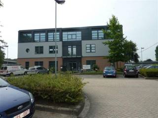 Mooie kantoren van 435m² te huur in Mechelen-Noord, gelegen nabij E19 en dus met een goede bereikbaarheid vanuit Antwerpen en Brussel...