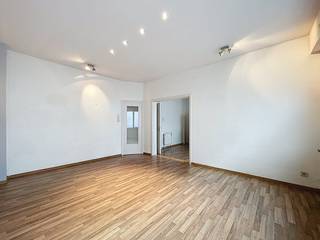 Appartement confortable avec deux chambres et une cour, en plein centre-ville de Gand, à l'ombre de l'emblématique Tour du livre.Disposition de l'appartement :hall d'entrée avec toilettes séparées - espace de vie spacieux et lumineux - cuisine ouverte entièrement installée (lave-vaisselle, plaques de cuisson, hotte) - salle de bain avec double vasque, douche et débarras avec raccordement machine à laver - chambre 1 avec lavabo - chambre 2 donnant accès à la cour fermée - rangement au sous-sol. Les avances mensuelles s'élèvent à 200,00 euros et sont destinées à : - avance sur les frais syndicaux - avance sur la consommation de chauffage privée L'appartement est disponible immédiatement !