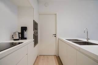 Vivre à One Broel est spécial à tous points de vue. Entouré de paix, de verdure, d'eau et de vues uniques, ce projet exclusif offre une expérience de vie à la fois luxueuse et sereine.<br /><br />Cet appartement aux finitions soignées d'une surface habitable de 85 m² est situé au deuxième étage.<br /><br />Disposition :<br />- hall d'entrée spacieux avec toilettes séparées<br />- espace de rangement spacieux et pratique<br />- espace de vie lumineux avec parquet<br />- cuisine ouverte entièrement équipée avec tout le confort<br />- deux chambres<br />- salle de bain élégante avec double vasque et douche à l'italienne<br />- grande terrasse avec vue imprenable sur les tours Broel et la cour verdoyante<br />- possibilité d'acheter une place de parking souterraine (45 000€)<br /><br />Avantages :<br />- emplacement central mais extrêmement calme<br />- finition raffinée et de haute qualité<br />- équipé d'une domotique<br /><br />One Broel est synonyme de style de vie dans un cadre exceptionnel.<br /><br />Vous souhaitez obtenir plus d'informations sur cet appartement ou vous souhaitez visiter le site ?<br /><br />Contactez Xan Debaenst (0477 56 02 71)<br /><br /><br /><br />Registre des mesures: non