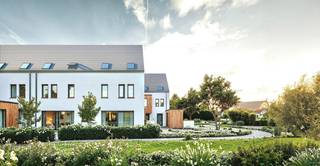 Koop nu aan 6% BTW! Laat u verrassen door deze goedgelegen (rustig en aangenaam doch dichtbij winkels en invalswegen) kwalitatieve BEN-WONINGEN. INDELING: 2 ondergrondse garages met extra berging, lichtrijke leefruimte met open geïnstalleerde keuken, berging/wasplaats, 4 SLK, 2 badkamers en aangename STADSTUIN. Als koper nog inspraak in keuze van materialen. Energiezuinige woning: vloerverwarming op warmtenet, dubbele beglazing PVC, extra geïsoleerd. Meer info? Info@immobeguin.be