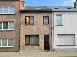 <p>This spacious family home in Willebroek is ideally located, close to stores, schools and public transport.</p><p>On the ground floor, you enter the house through the entrance hall, which gives access to a bright living room. Then you will find the kitchen and a cozy veranda overlooking the garden. Furthermore, on this level there is a first bathroom and a separate toilet.</p><p>The second floor has three full bedrooms and a second bathroom. On the attic floor there are two additional bedrooms, ideal as children's rooms, office or hobby room.</p><p>There is also a practical basement for additional storage space. Outside you will enjoy a pleasant city garden, perfect for unwinding or cozy dining.</p><p>In short, a spacious and versatile home with plenty of possibilities in an excellent location.</p>