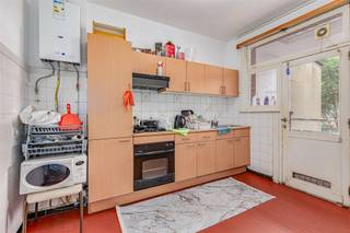 <p><span>Dit </span><span>verhuurd 2-slaapkamer appartement</span><span> is gelegen op een </span><span>centrale locatie in Antwerpen</span><span> aan de Van Kerckhovenstraat. </span></p><p><span>Het appartement is gelegen in een </span><span>kleinschalig gebouw </span><span>op de eerste verdieping (geen lift). De ligging is ideaal op het vlak van winkels en openbaar vervoer. Het centrum van de stad, het Centraal Station van Antwerpen en Park Spoor Noord zijn op enkele minuten wandelen bereikbaar.</span></p><p><span>Het appartement </span><span>telt heel wat positieve kenmerken waaronder</span><span> </span><span>een oppervlakte van zo'n </span><span>59m² (cfr. EPC)</span><span> plus een </span><span>terras.</span></p><p><span> </span><span>Indeling</span></p><p><span>- inkomhal</span></p><p><span>- apart toilet</span></p><p><span>- ingemaakte kasten</span></p><p><span>- lichtrijke woonkamer en eetkamer</span></p><p><span>- geïnstalleerde keuken</span></p><p><span>- slaapkamer 1 </span></p><p><span>- slaapkamer 2 </span></p><p><span>- leuk terras </span></p><p><span>- badkamer</span></p><p><span> </span></p><p><span>Troeven</span></p><p><span>- zeer lage gemeenschappelijke kosten </span></p><p><span>- water, gas en elektra aparte meters</span></p><p><span>- centrale locatie vlakbij Antwerpen centrum en Centraal Station</span></p><p><span>- momenteel verhuurd voor 750 euro/maand - ideale investering !</span></p><p><span> </span></p><p><span>Ben jij geïnteresseerd in dit appartement vlakbij centrum Antwerpen, ben je op zoek naar ander vastgoed of wens je de waarde van jouw eigendom te kennen? Dan ben je bij BOLT immo aan het juiste adres! Wij helpen jou graag verder.</span></p><p><span> </span></p>