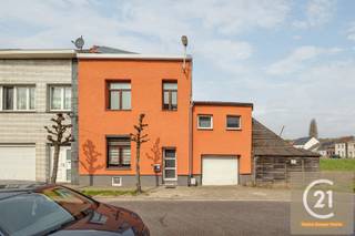 Deze ruime driegevelwoning in Machelen biedt een unieke kans voor wie op zoek is naar een solide basis met een uitstekende energetische score...
