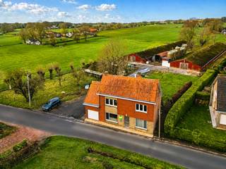 <strong>Op zoek naar rust, ruimte én mogelijkheden voor private opslag?<br />Deze vergunde woning in landelijke omgeving combineert rustig wonen met 2 vergunde opslaggebouwen van elk 750 m² groot, extra bergruimte, een charmant bakhuisje en een mooi stuk grond.</strong><br />Gelegen te velde, met prachtige uitzichten langs heel wat zijden.<br /><br /><strong>!! vergunning functiewijziging !!<br />!! wijziging van de functie van landbouw naar residentieel gebruik, is vergund !!</strong><br /><br />Belangrijkste kenmerken : 
<ul>
	<li><span>vergunde residentiële woning in landelijke omgeving</span></li>
	<li><span>gelegen in landschappelijk waardevol agrarisch gebied</span></li>
	<li><span>voormalige landbouwsite – landbouwactiviteit stopgezet</span></li>
	<li><span>2 vergunde bijgebouwen geschikt voor passieve opslag, passief gebruik</span></li>
	<li><span>geen actieve exploitatie</span></li>
	<li><span>toegelaten opslag van allerhande materiaal, materieel, auto's, caravans, e.d.</span></li>
	<li><span>opslag uitsluitend binnenin de vergunde gebouwen</span></li>
	<li><span>geen buitenopslag of commerciële activiteiten</span></li>
	<li>rust en privacy gegarandeerd</li>
</ul>
<br /><strong>***** TOP-AANBIEDING *****</strong>