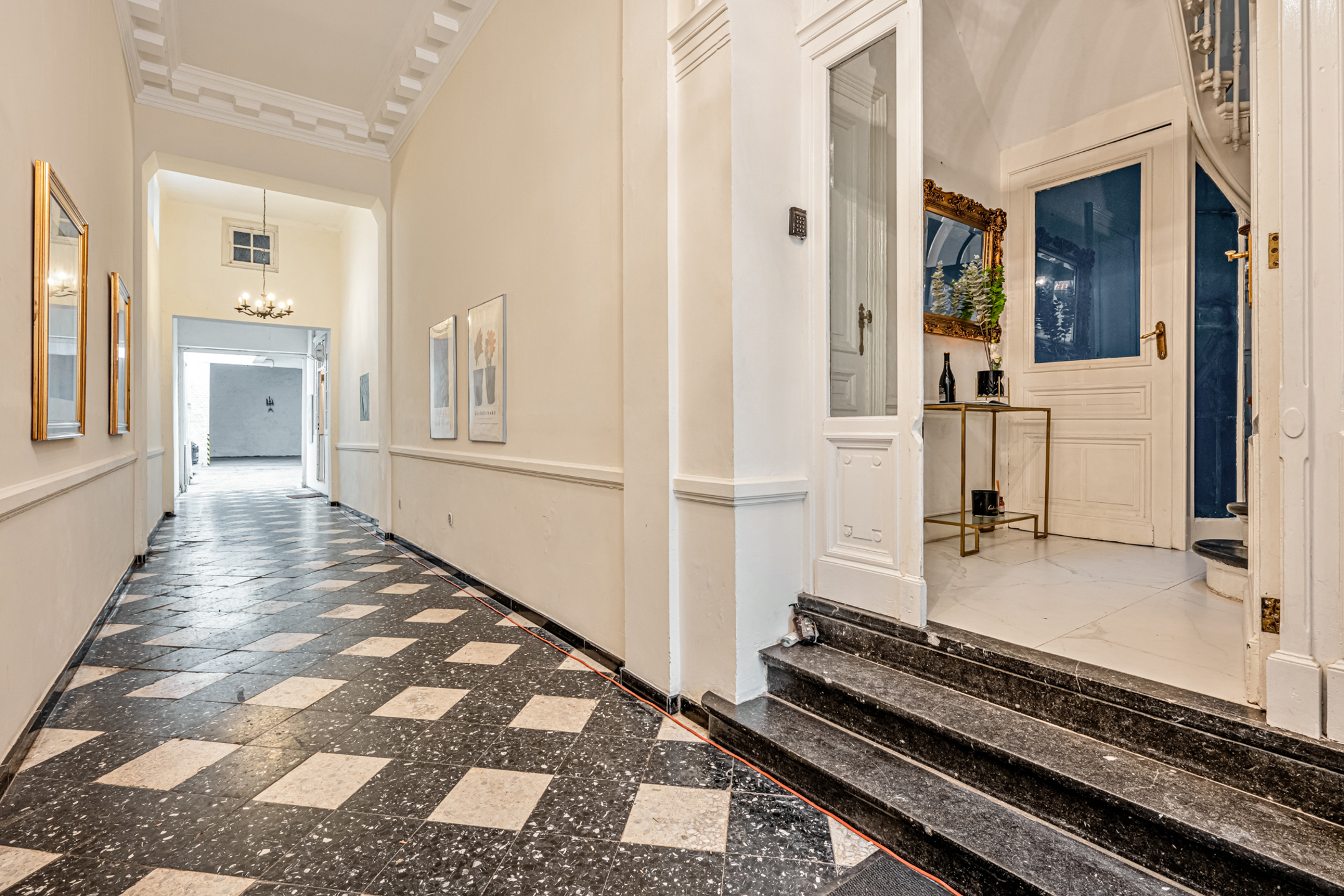 Exclusief gerenoveerd herenhuis in hartje Brussel - foto 1